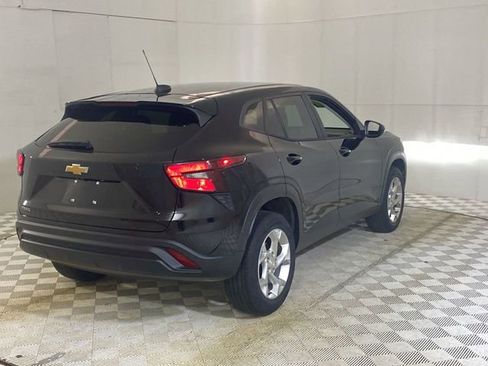 Used 2024 Chevrolet Trax LS w/ LS Convenience Package FWD image 17