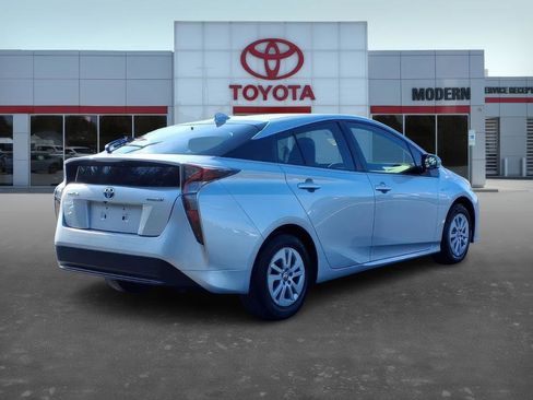 Used 2017 Toyota Prius Four image 6