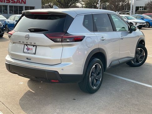 Used 2025 Nissan Rogue SV image 6