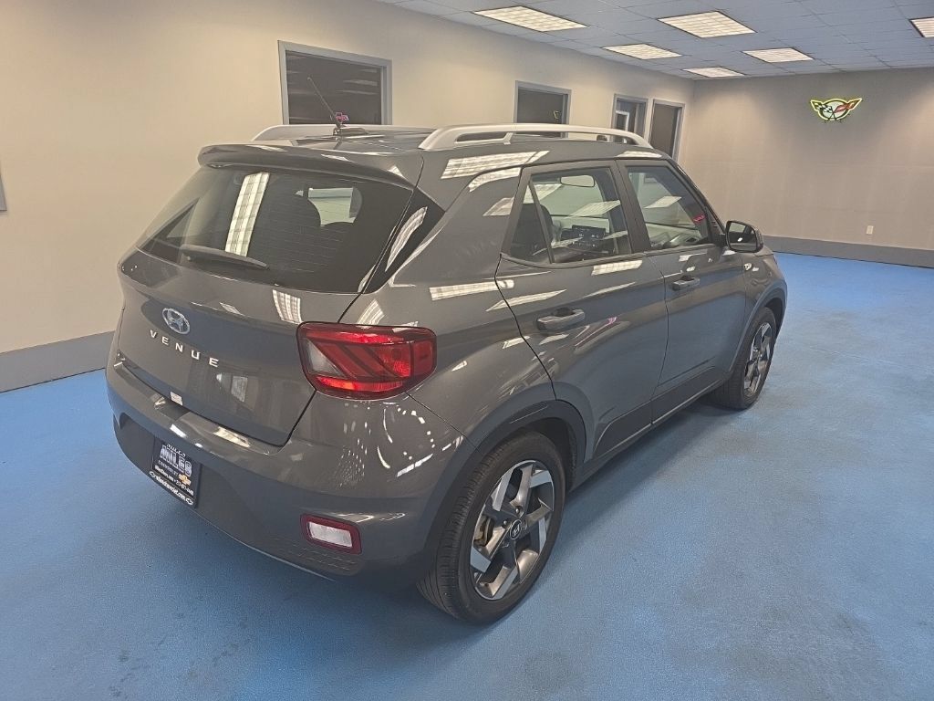 Used 2025 Hyundai Venue SEL FWD image 3