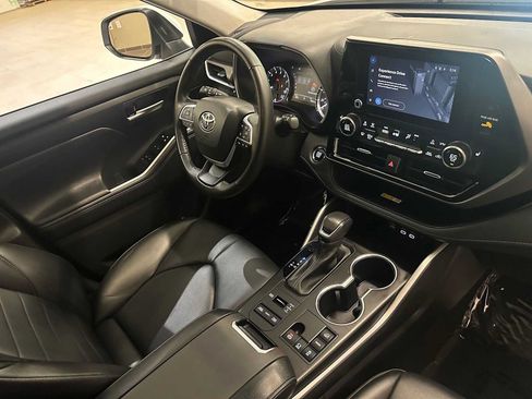 Used 2023 Toyota Highlander XLE AWD/4WD image 30
