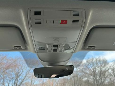 Certified 2023 Volkswagen Taos SE w/ Panoramic Sunroof Package image 17