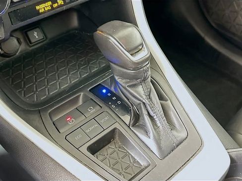 Used 2021 Toyota RAV4 XLE Premium image 20