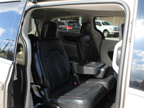 Used 2017 Chrysler Pacifica Touring-L Plus image 25