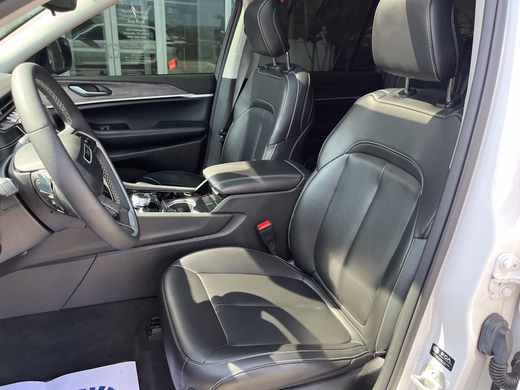 Used 2023 Jeep Grand Cherokee Limited AWD/4WD image 4