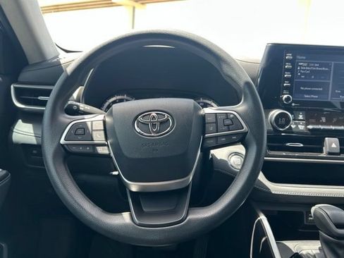 Used 2022 Toyota Highlander L FWD image 20