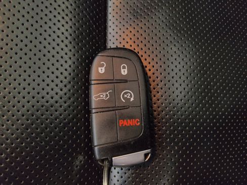Used 2020 Jeep Grand Cherokee Overland AWD/4WD image 32