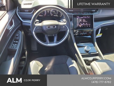 New 2025 Jeep Grand Cherokee Altitude AWD/4WD image 8