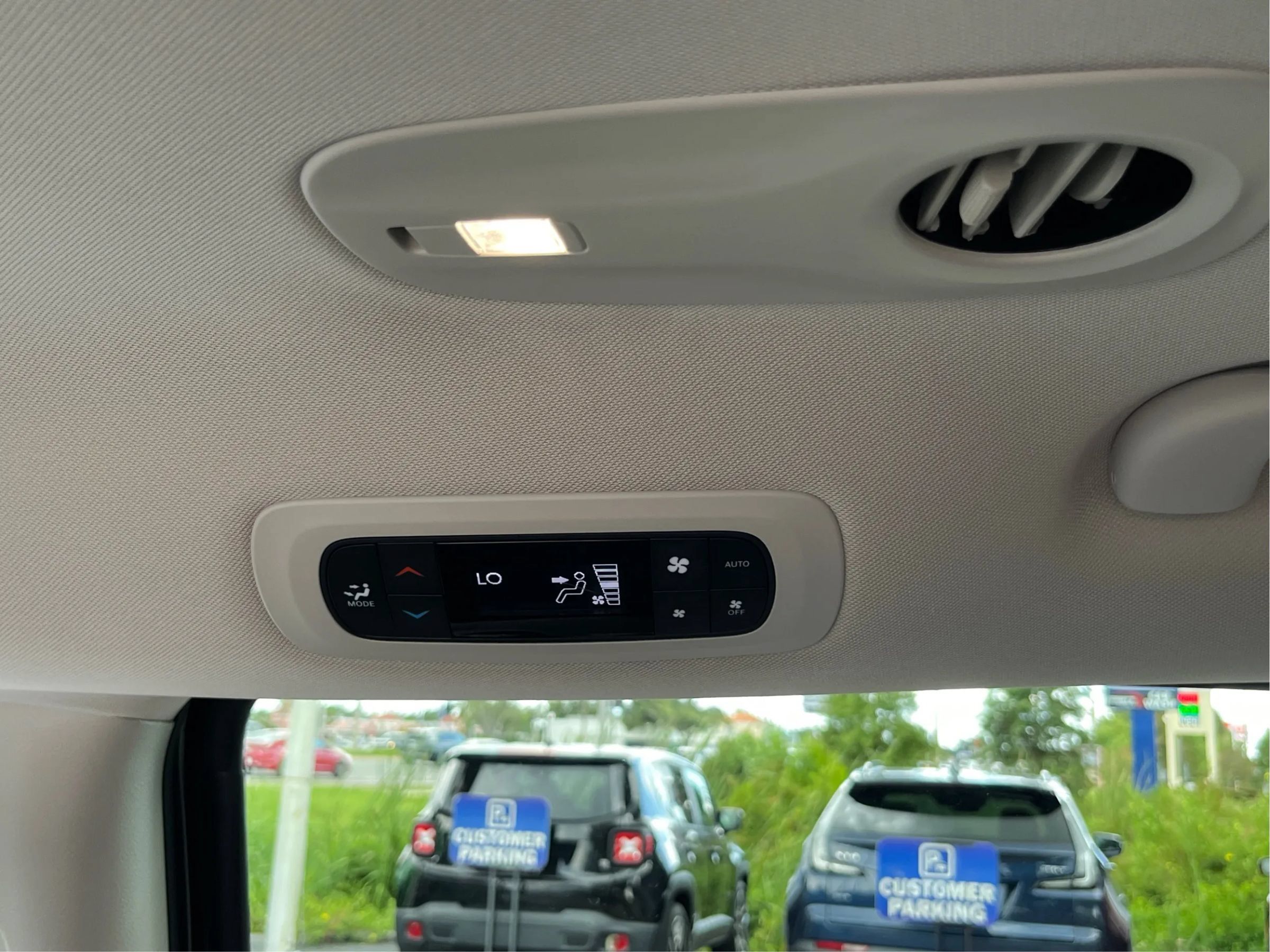 Used 2024 Chrysler Pacifica Limited FWD image 33