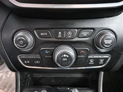 Used 2021 Jeep Cherokee Latitude Plus AWD/4WD image 21