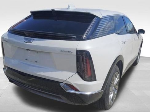 Used 2025 Cadillac Optiq Luxury 2 w/ LPO, Floor Liner Package AWD/4WD image 5
