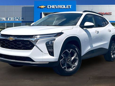 New 2026 Chevrolet Trax LT w/ Driver Confidence Package FWD image 2