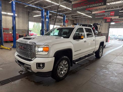 Used 2018 GMC Sierra 2500 Denali w/ Duramax Plus Package AWD/4WD image 3