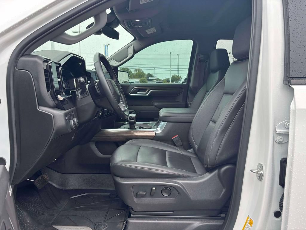 Used 2025 Chevrolet Silverado 1500 RST w/ Dark Appearance Package AWD/4WD image 3