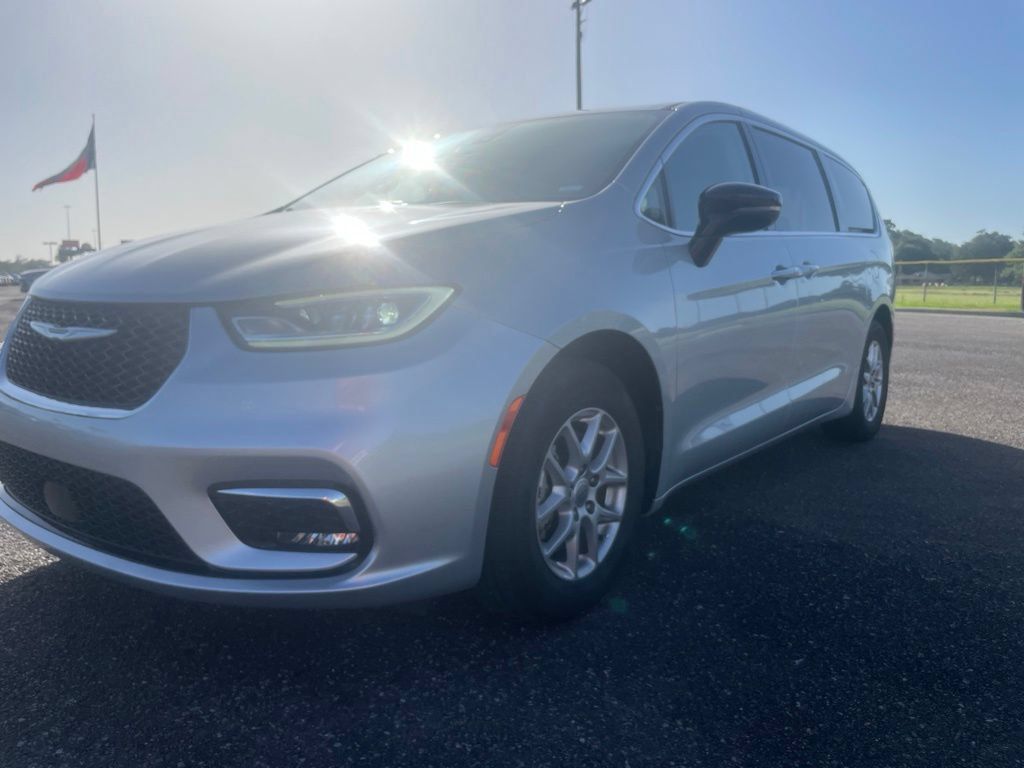 Used 2024 Chrysler Pacifica Touring-L FWD image 10