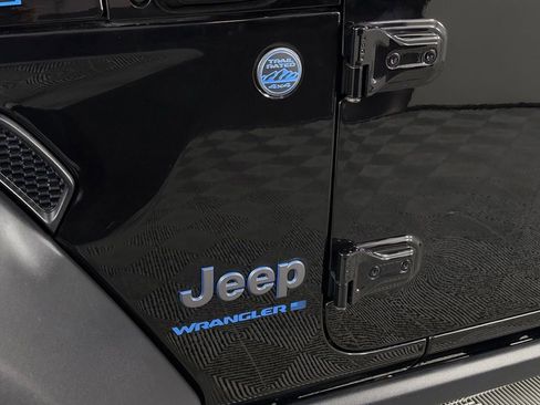 Used 2024 Jeep Wrangler Unlimited Rubicon 4xe AWD/4WD image 15