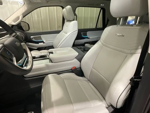 Used 2025 Ford Expedition Platinum w/ Platinum Ultimate Package image 10