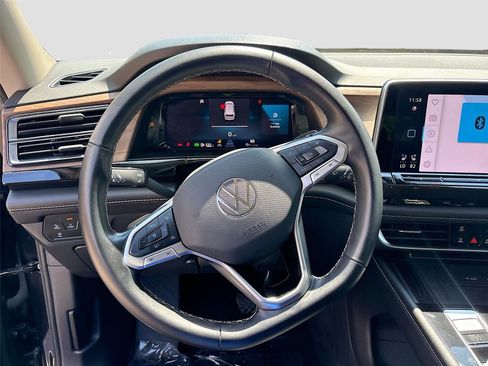 Used 2025 Volkswagen Atlas SE image 11