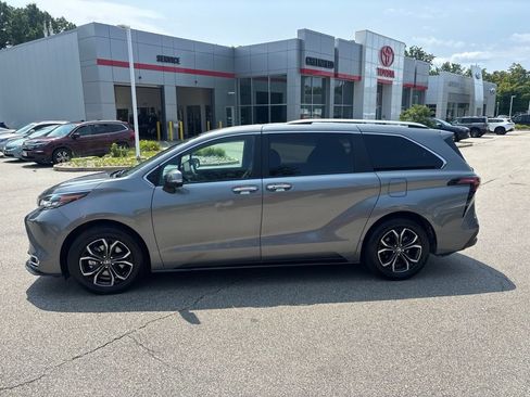 Used 2026 Toyota Sienna Platinum AWD/4WD image 6