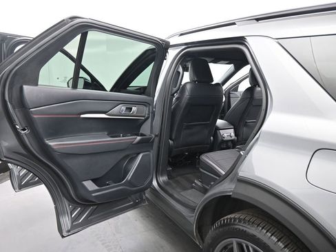Used 2025 Ford Explorer ST-Line w/ ST-Line Street Pack image 18