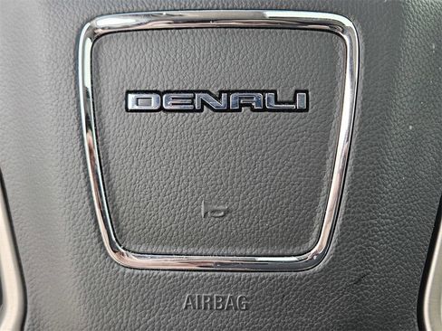 Used 2020 GMC Yukon Denali w/ Denali Premium Package image 28