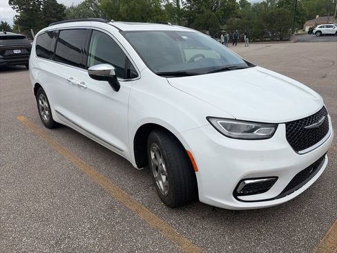 Used 2023 Chrysler Pacifica Limited w/ Uconnect Theater Family Group FWD image 4