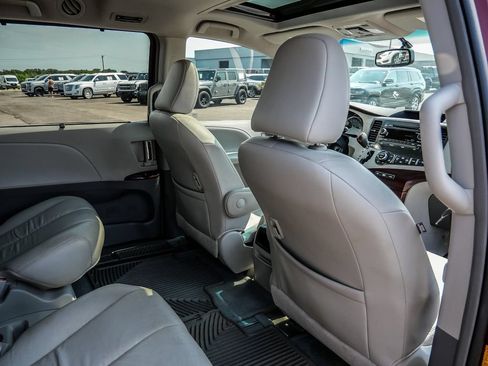 Used 2012 Toyota Sienna XLE FWD image 39