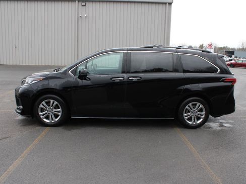 Used 2022 Toyota Sienna XSE w/ XSE Plus Package AWD/4WD image 5