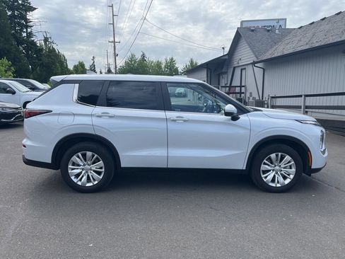 Used 2025 Mitsubishi Outlander ES AWD/4WD image 8