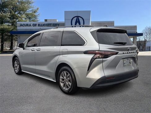 Used 2024 Toyota Sienna XLE image 4
