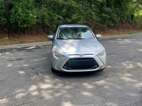 Used 2019 Toyota Yaris LE FWD image 2