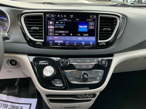 Used 2024 Chrysler Pacifica Touring-L FWD image 16