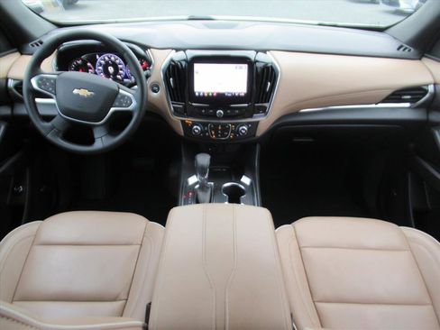 Used 2023 Chevrolet Traverse Premier image 12