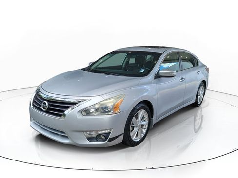 Used 2015 Nissan Altima 2.5 SL w/ Technology Package FWD image 4