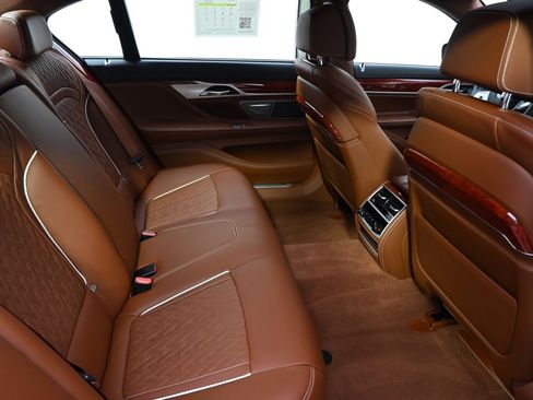 Used 2021 BMW ALPINA B7 xDrive image 19