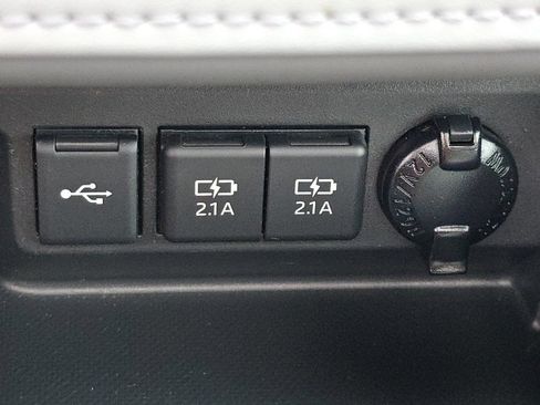 Used 2021 Toyota Highlander XLE FWD image 9