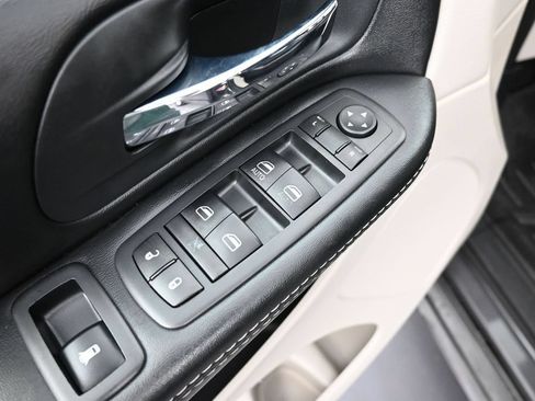 Used 2020 Dodge Grand Caravan SXT FWD image 20