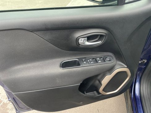 Used 2017 Jeep Renegade Latitude FWD image 13