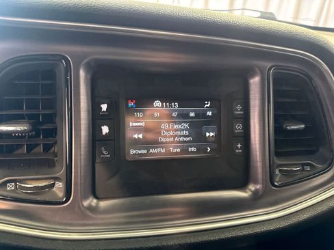 Used 2015 Dodge Challenger SXT RWD image 19