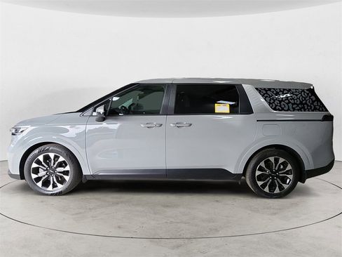 Used 2024 Kia Carnival EX image 2