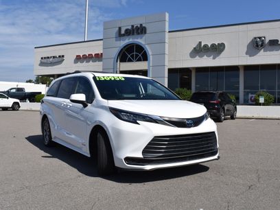 Used 2021 Toyota Sienna LE w/ LE Plus Package