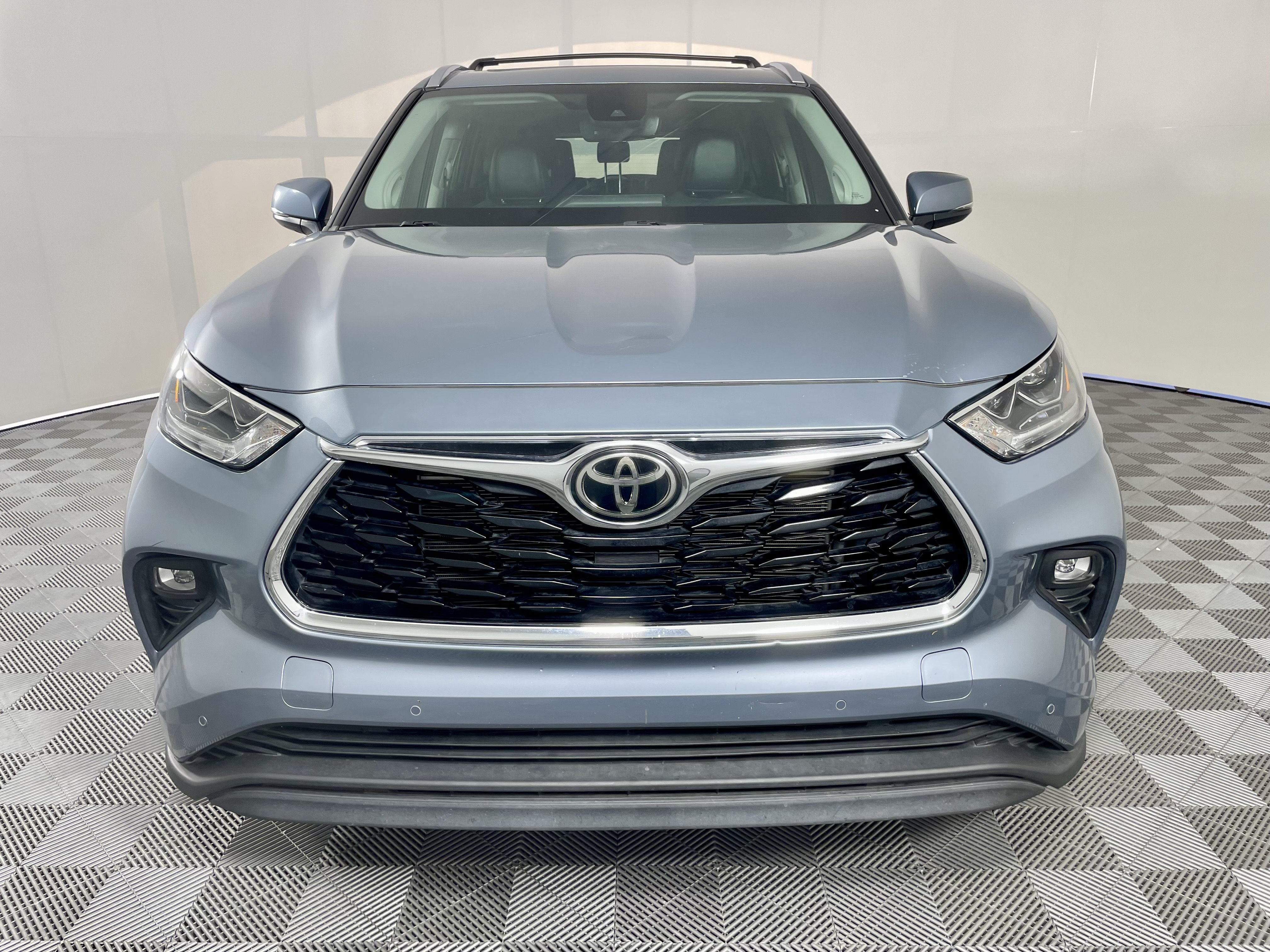 Used 2022 Toyota Highlander Limited FWD image 6