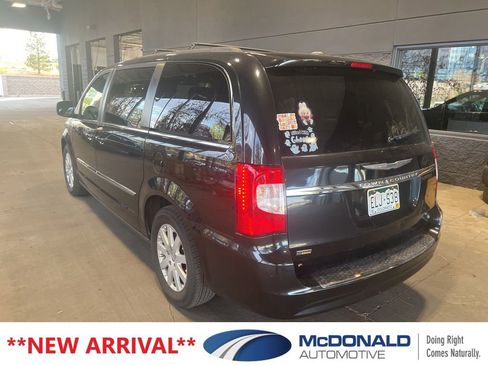 Used 2016 Chrysler Town & Country Touring image 4