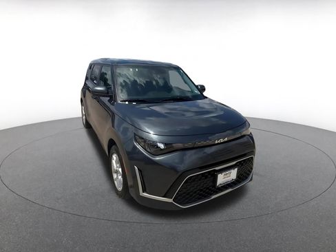 Used 2025 Kia Soul LX w/ LX Technology Package image 3