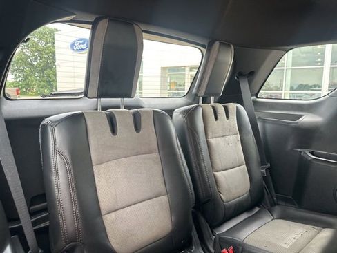 Used 2017 Ford Explorer XLT w/ Equipment Group 202A FWD image 13