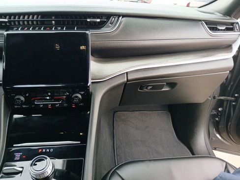 Used 2024 Jeep Grand Cherokee Limited image 18