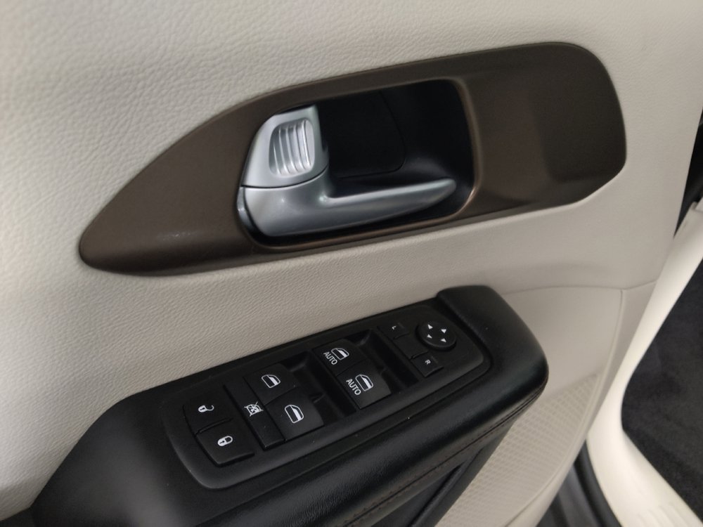 Used 2018 Chrysler Pacifica Touring-L FWD image 27