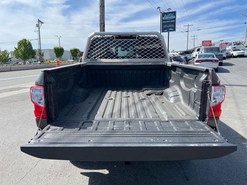 Used 2017 Nissan Titan SV image 4