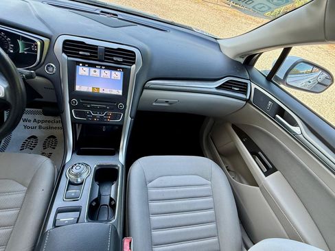 Used 2017 Ford Fusion SE w/ Fusion SE Technology Package FWD image 18