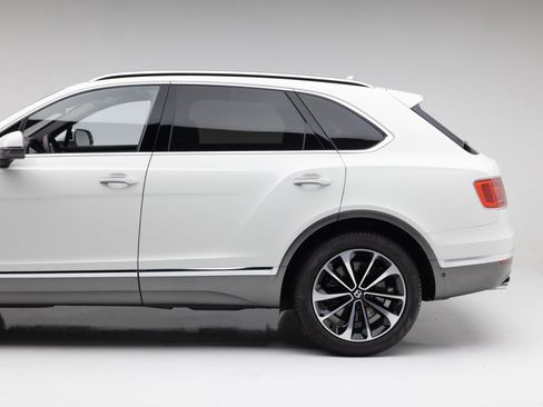 Used 2017 Bentley Bentayga AWD/4WD image 19